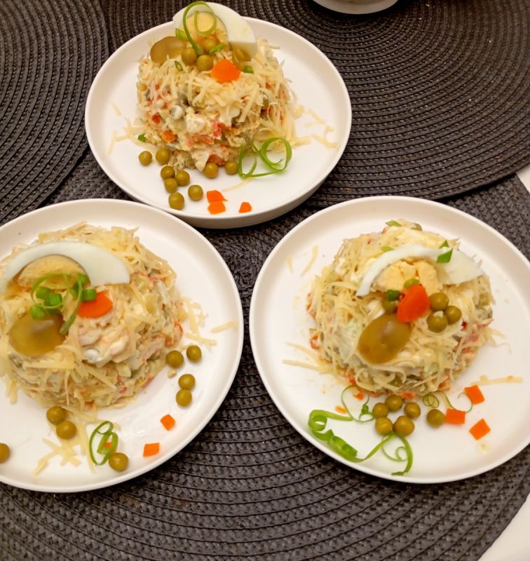 Салат с грушей и крабовыми палочками