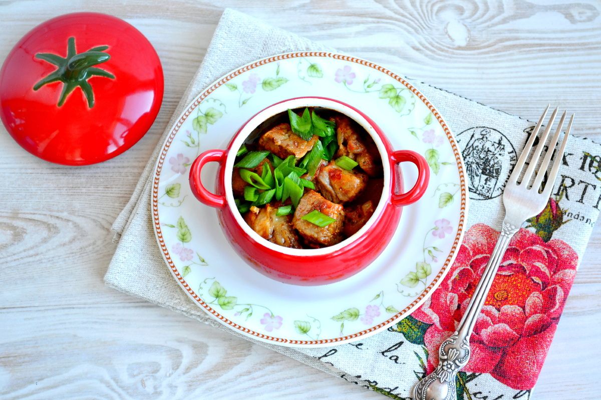 Мужчины в восторге: ароматное жаркое из свинины в горшочках, которое тает во рту