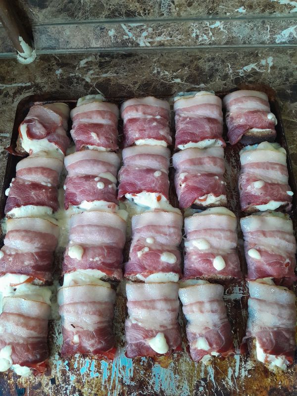 Запеченные бутерброды с беконом и сыром: как преобразить черный хлеб в кулинарный шедевр