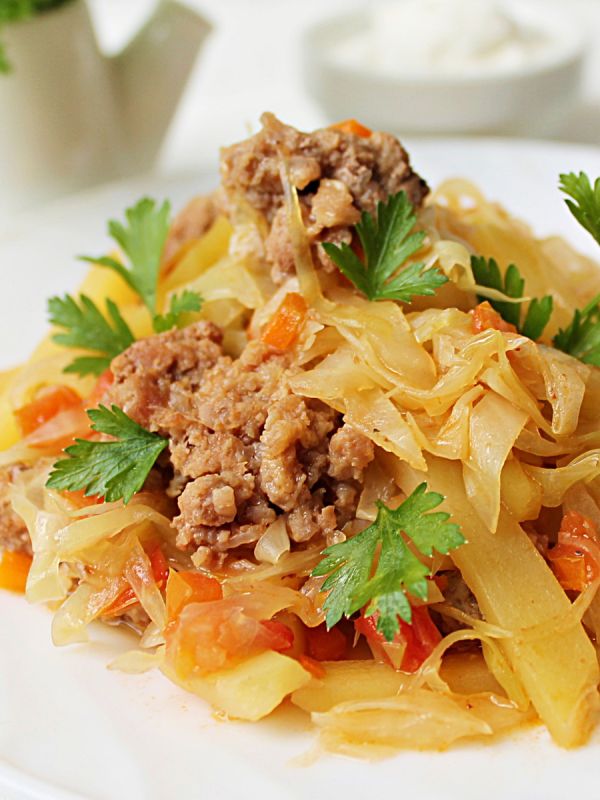 Как приготовить простое и сытное блюдо: картошка с капустой и фаршем