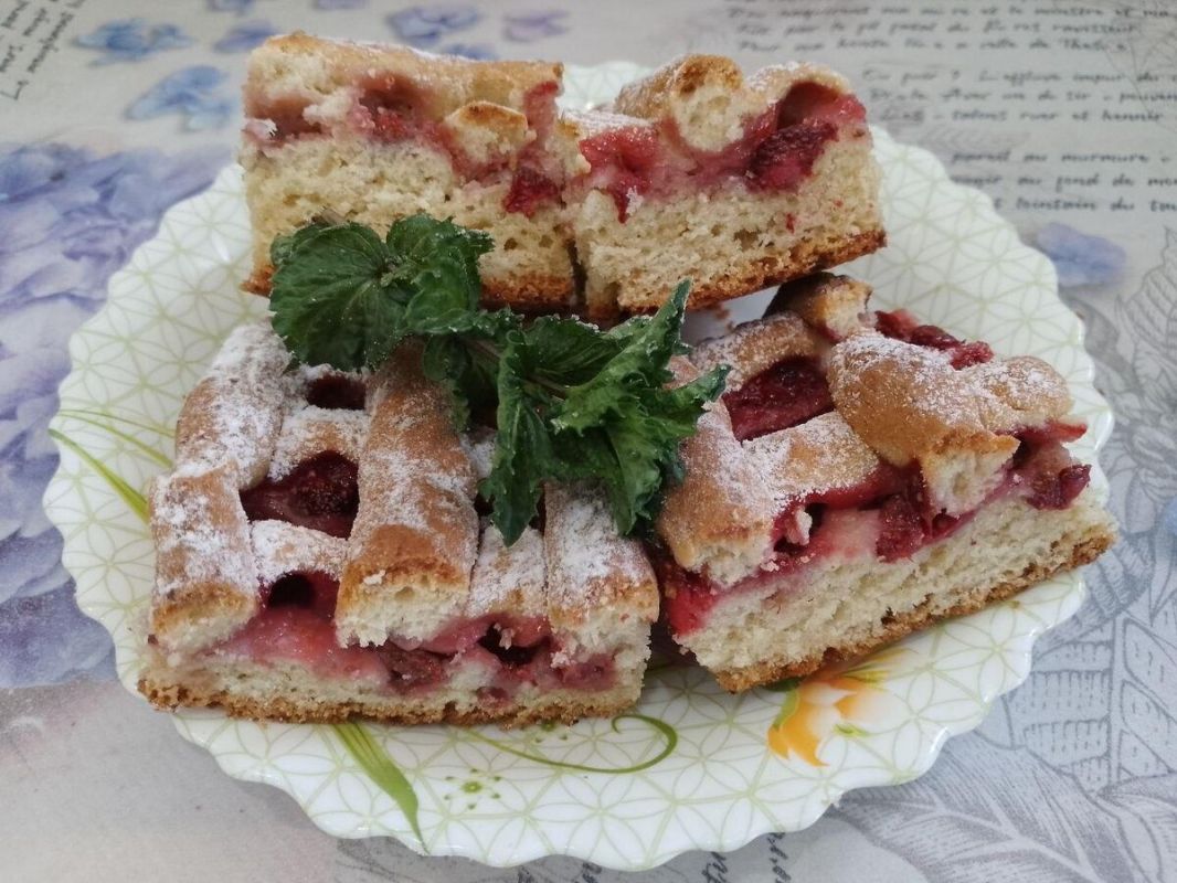 Вкусный пирог с творожным тестом и клубникой