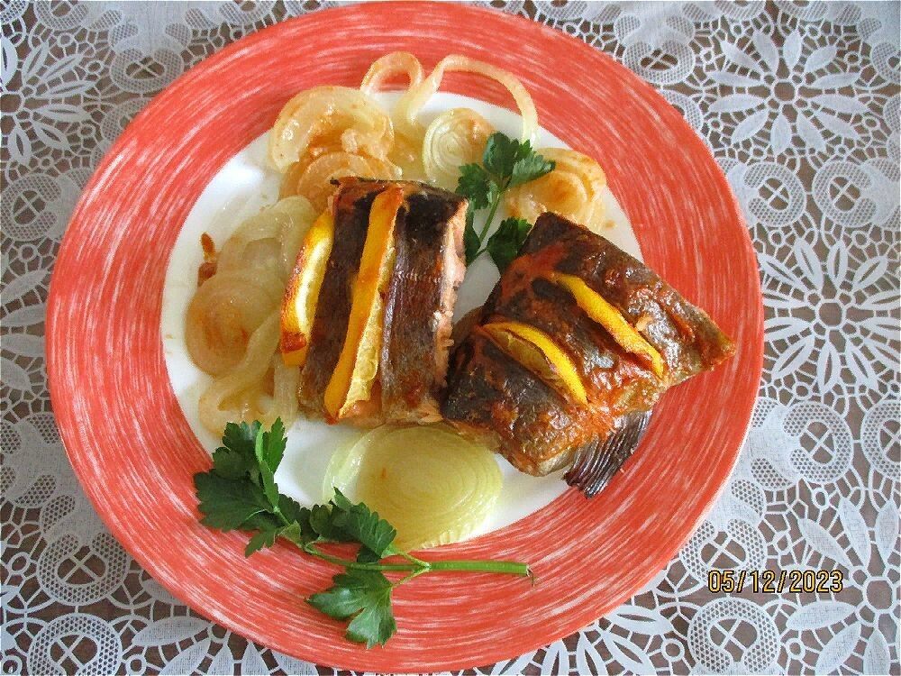 Сочная рыба на луковой подушке: простой рецепт для каждого