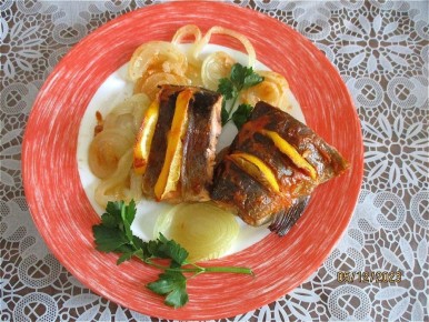 Сочная рыба на луковой подушке: простой рецепт для каждого