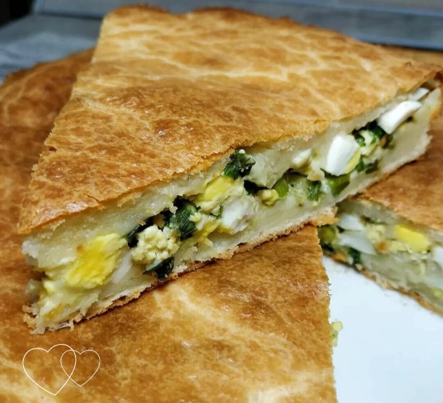 Заливной пирог с зеленым луком и яйцом — уютное лакомство на каждый день