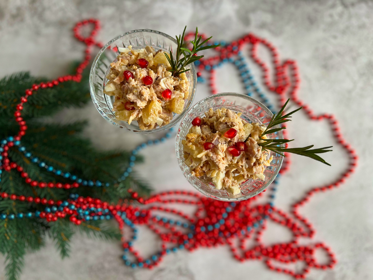 Праздничный салат с курицей и ананасами: простой и эффектный рецепт