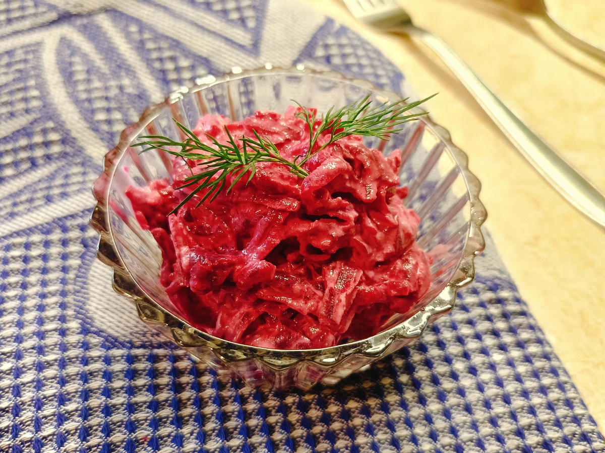 Пряная закуска из свеклы с хреном и чесноком: быстро и просто