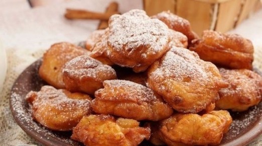 Простые пончики с яблоками на кефире: идеальный завтрак