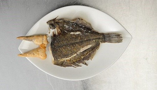 Пикантная жареная камбала: простой способ приготовления