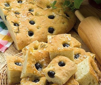 Изысканная фокачча с оливками и розмарином для гурманов