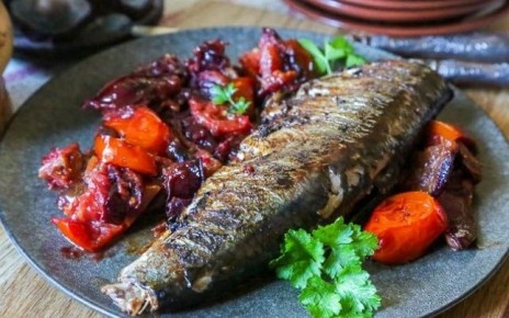 Необычное сочетание: жареная селедка с помидорами и сливами