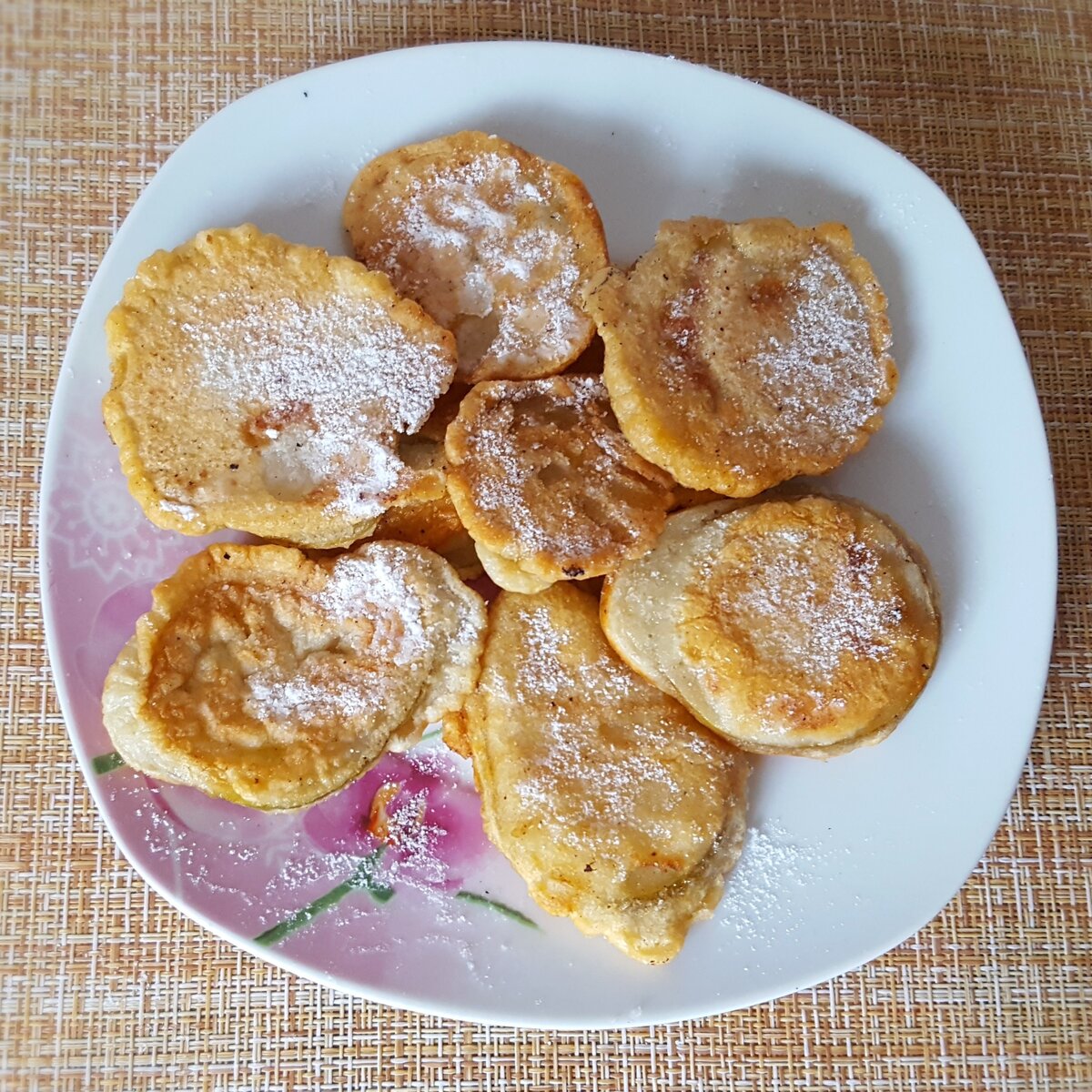 Нежный десерт из груш в кляре: как удивить своих гостей