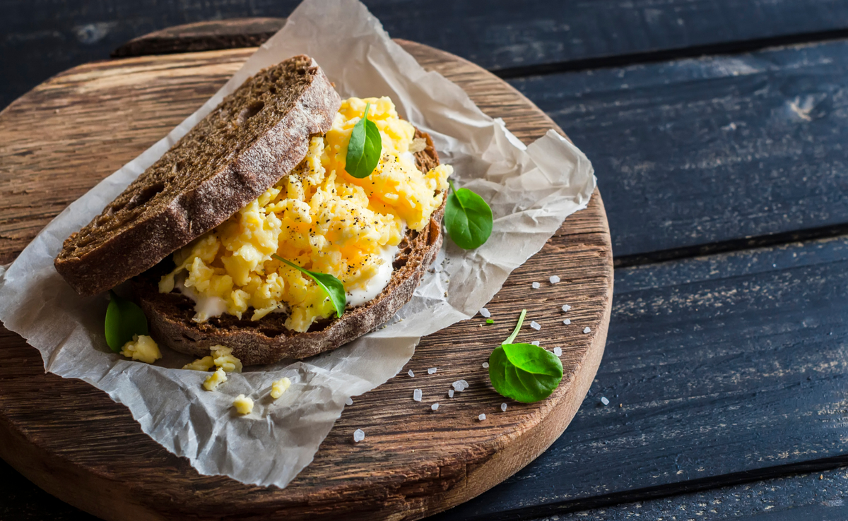 Воздушная яичница: секрет лимонного сока для идеального завтрака