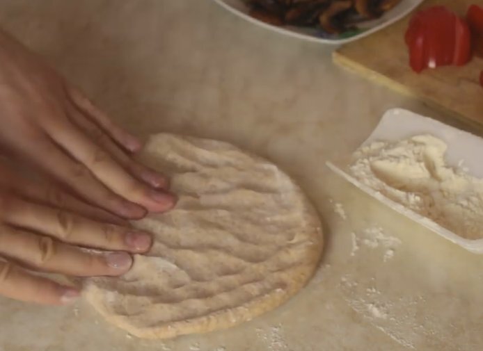 Как раскатать тесто для пиццы без скалки: полезные советы