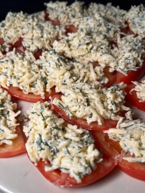 Сочные помидоры с чесночно-сырной намазкой: просто и быстро