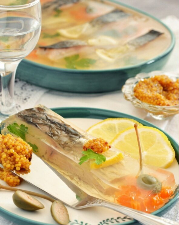 Великолепное заливное из сазана для праздничного стола