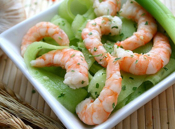 Необычный салат с креветками и огурцами по-китайски