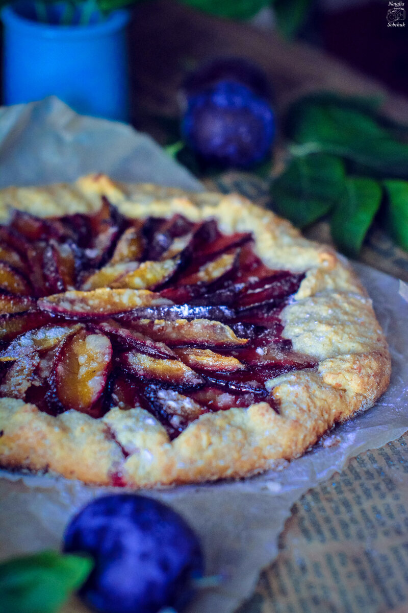 Ароматная творожная галета со сливами – просто и быстро