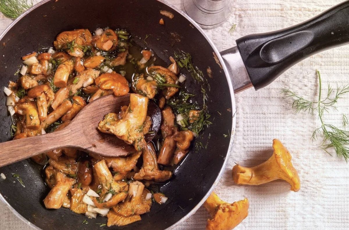 Тушеный картофель с лисичками: простое и вкусное блюдо