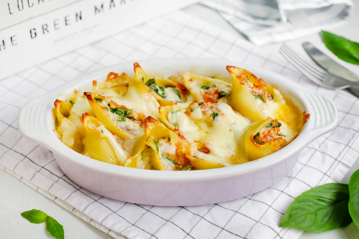 Уникальные конкильони с курицей в бархатном соусе под сырной корочкой