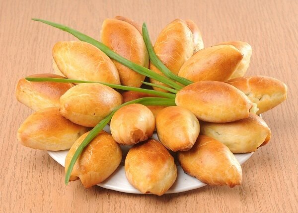 Ароматные пирожки с яйцом и зеленым луком: весенние традиции на вашей кухне