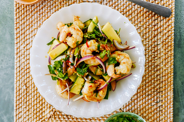 Освежающий летний салат с креветками и огурцом