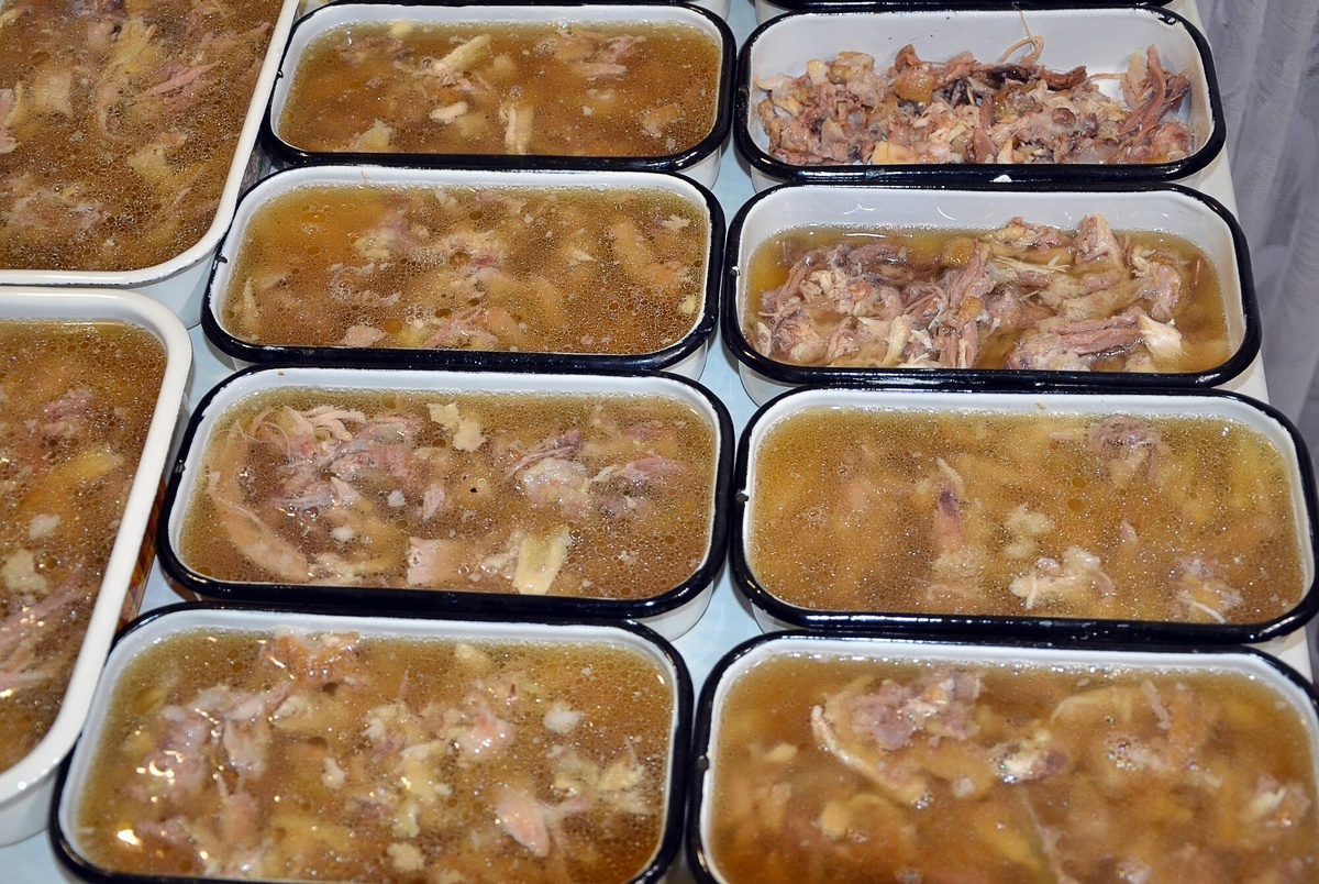 Секреты идеального холодца: традиции и эксперименты на праздничном столе