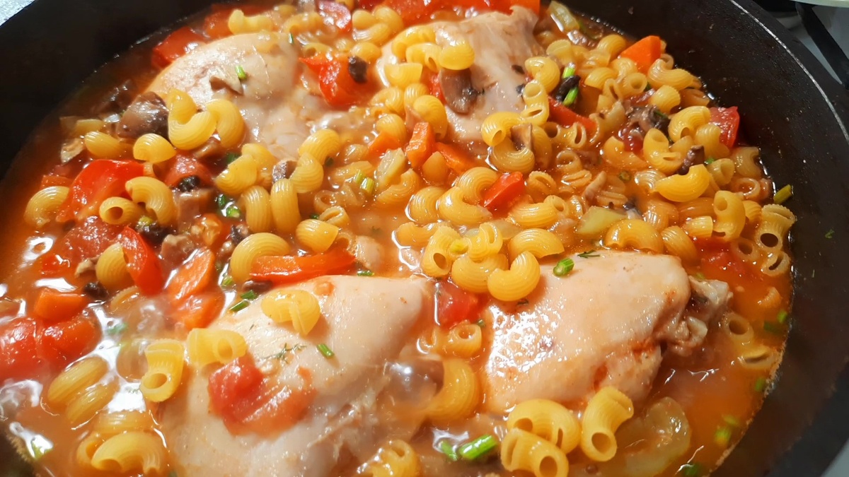 Куриные бёдра, тушёные с овощами: просто, вкусно и полезно