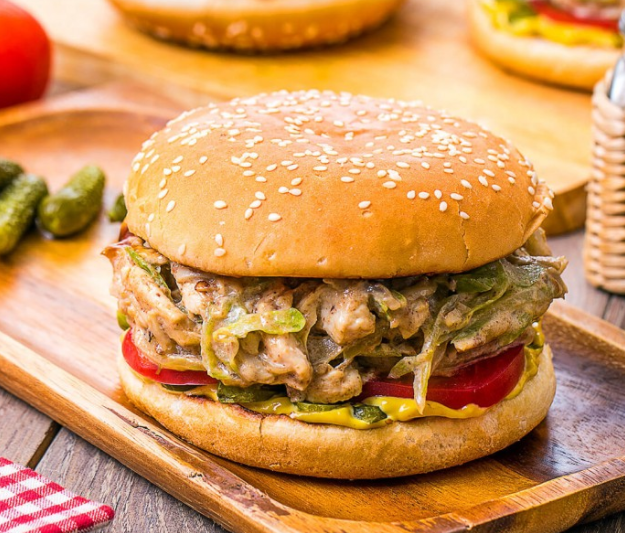 Бургер с куриным филе и овощами: погружение в нежный вкус