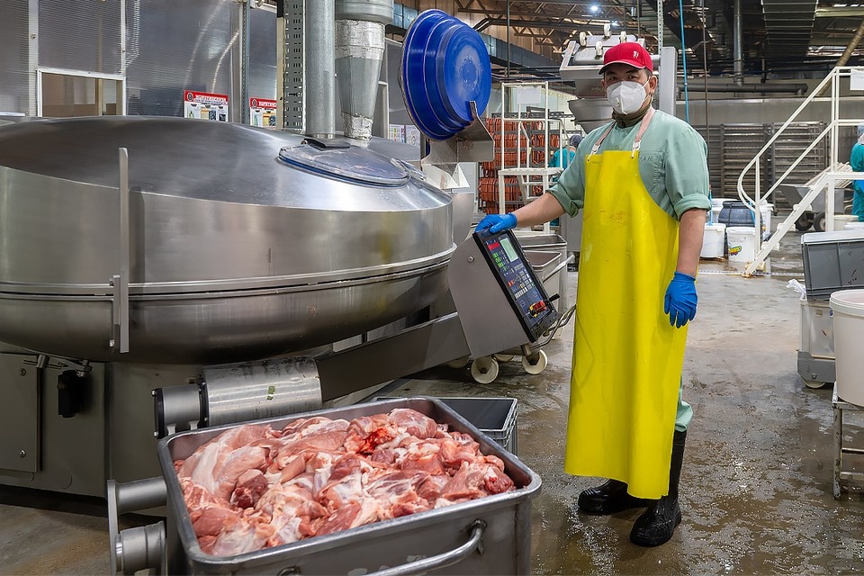 Нытвенский мясокомбинат продолжит удерживать цены на продукты в 2026 году