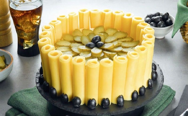 Эффектный салат-торт с куриной грудкой и сырными трубочками для вашего праздничного стола