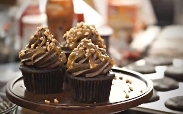 Капкейки, от которых невозможно отказаться: двойной шоколад и карамель