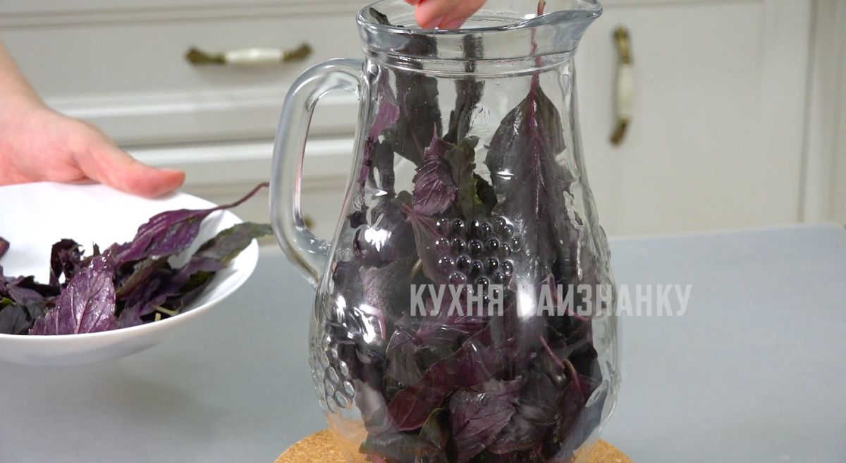 Освежающий напиток на лето: простой и яркий рецепт с фиолетовым базиликом