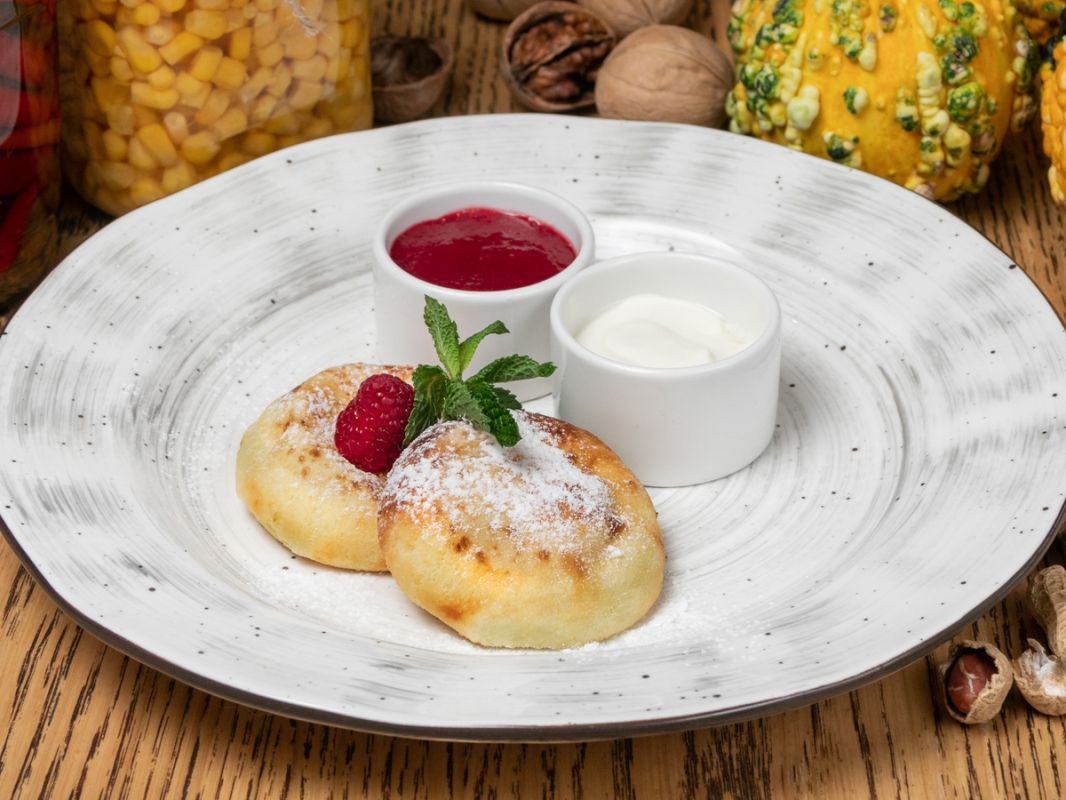 Энергия с первых минут: почему завтраки действительно важны для нашего организма. Готовим творожные сырники с ягодным соусом.