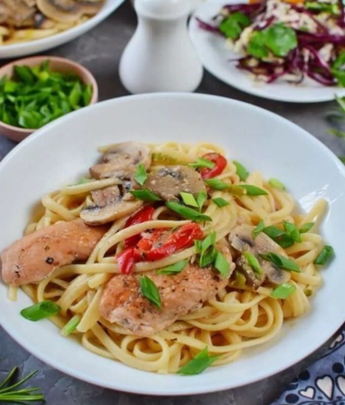 Нежная паста с куриным филе и цветным перцем