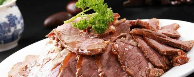 Удивительная копченая говядина со сливовым соусом: оригинальная закуска для любого стола
