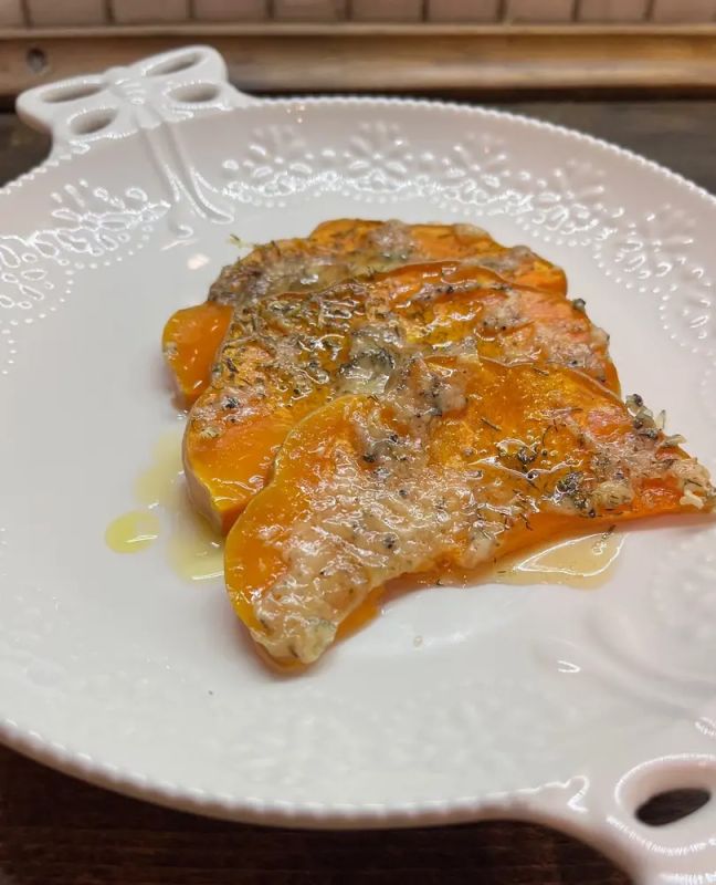 Теплый уют на вашем столе: запеченная тыква с чесноком