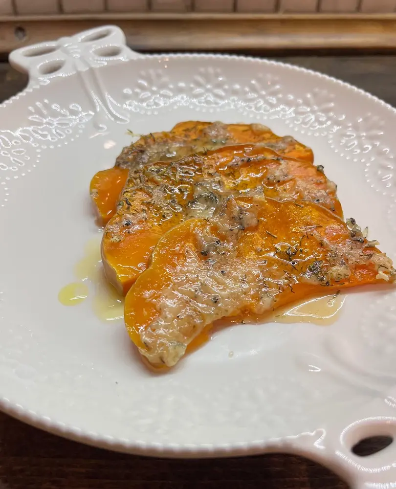 Теплый уют на вашем столе: запеченная тыква с чесноком