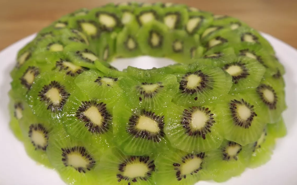 Малахитовый браслет: как создать яркий салат для праздничного стола