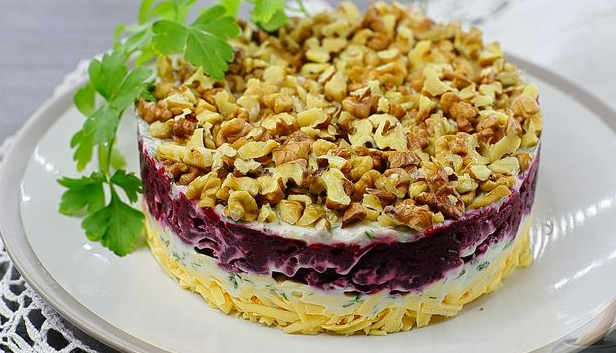 Свекольный салат с чесноком и грецкими орехами: совершенствуйте вкусовую гармонию