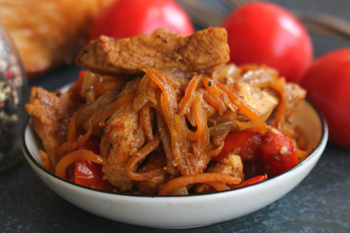 Сочное тушеное куриное блюдо с овощами за полчаса