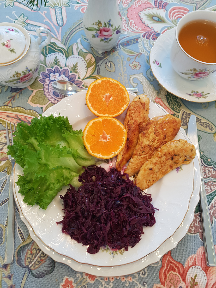 Ужин с ароматом весны: куриная грудка и тушёная капуста