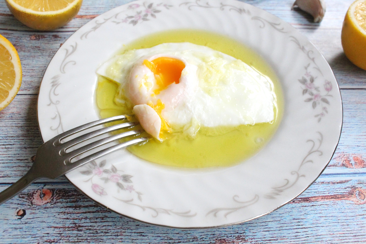 Наслаждение изысканным: яйцо пашот с лимонной заправкой