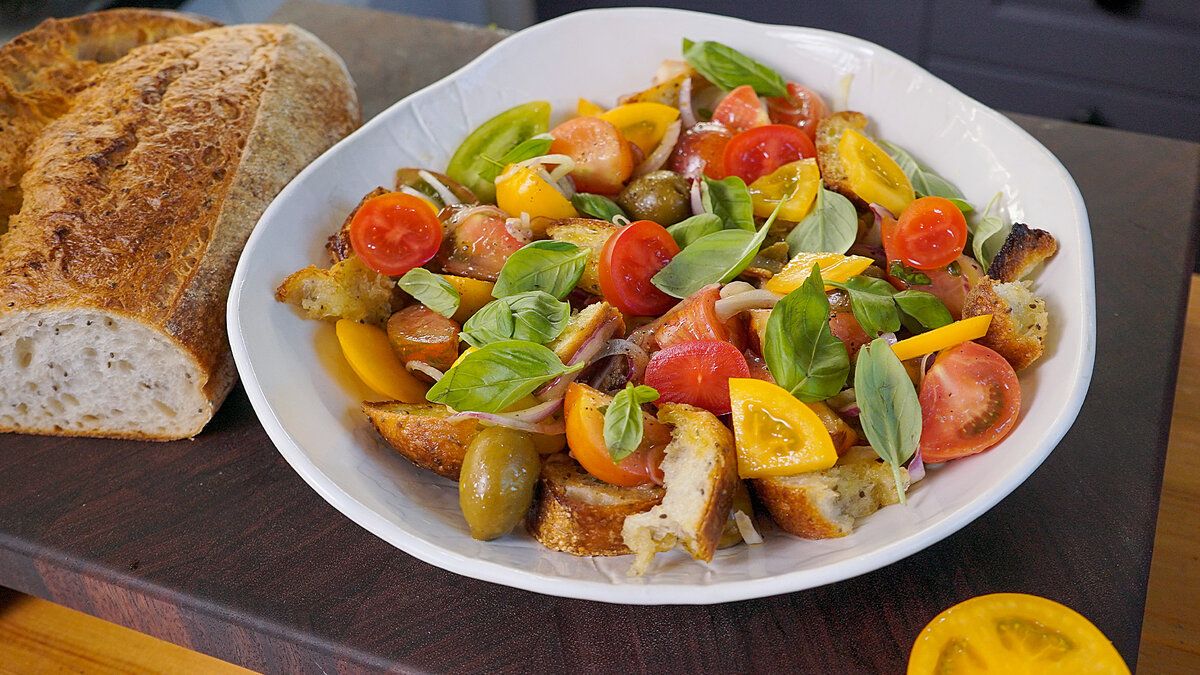 Итальянский салат Панцанелла: освежающий деликатес для жарких дней