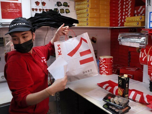 В ресторане Тануки началась проверка из-за таракана в ролле