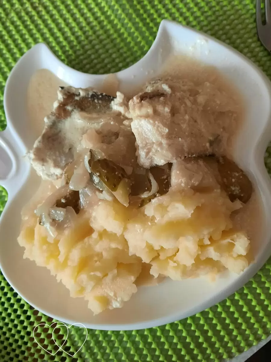 Минтай в сметанном соусе: необычное сочетание с маринованными огурцами