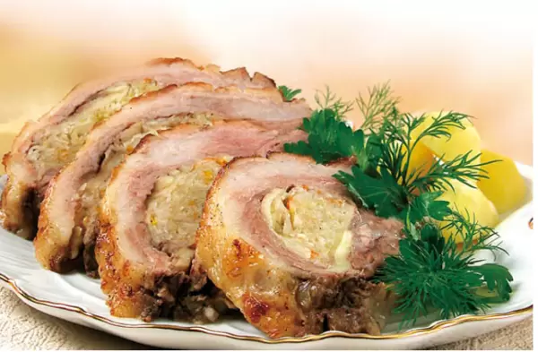 Кулинарный шедевр: свиная корейка, фаршированная капустой и яблоками