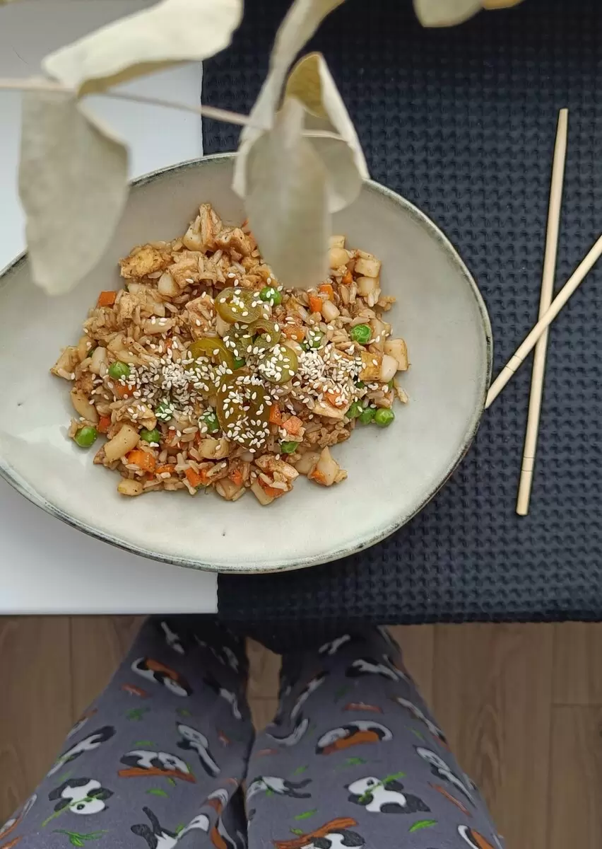 Кулинарное вдохновение: жареный бурый рис с кальмарами и овощами как отражение азиатской кухни