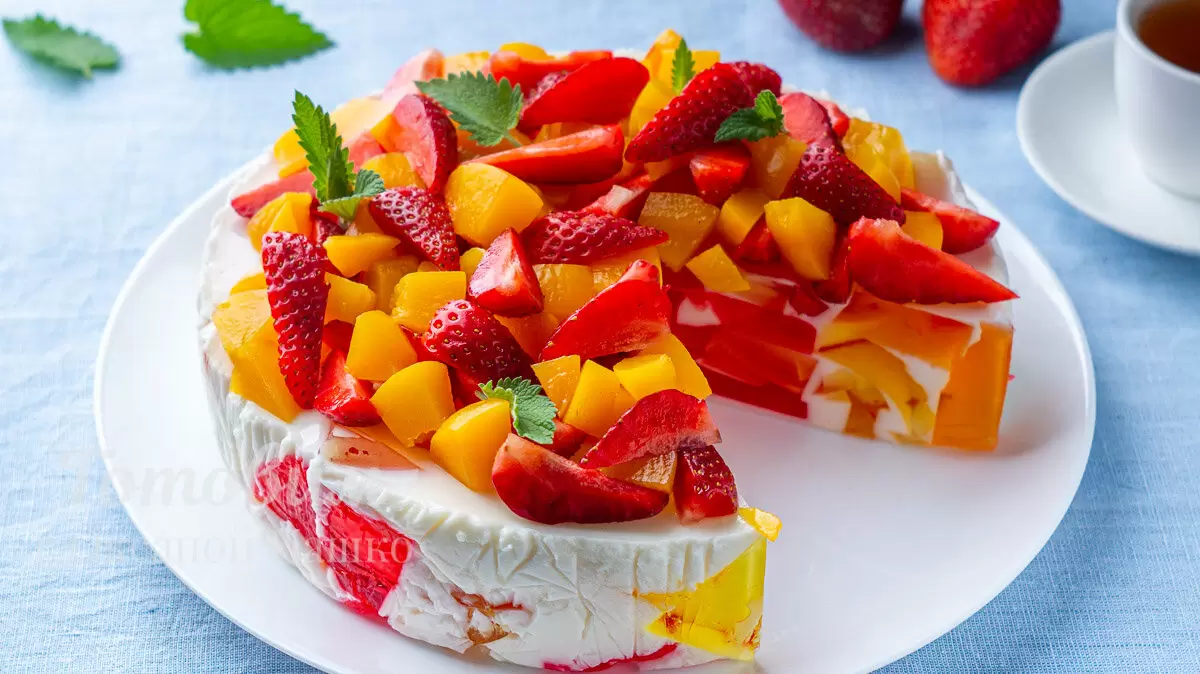 Летний десерт мечты: желейный торт без выпечки