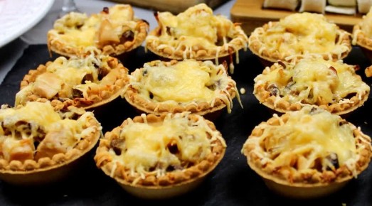 Жульен с грибами и курицей: яркое угощение для вашего стола