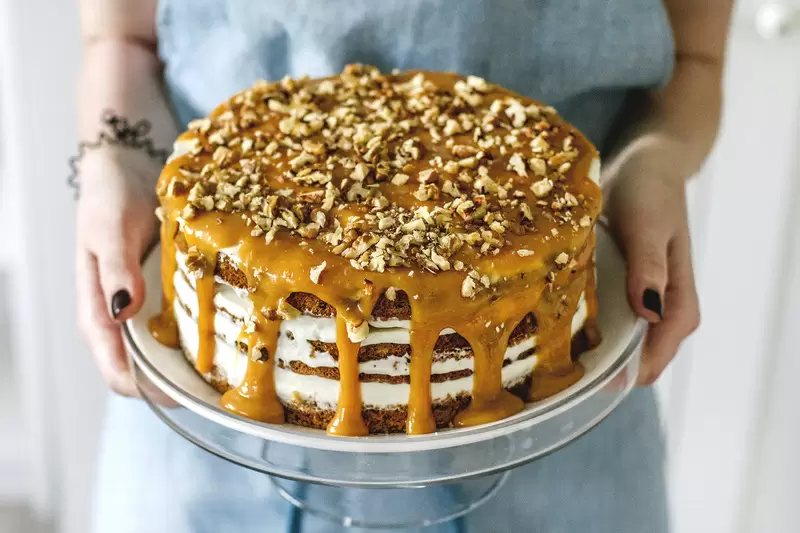 Морковный торт с орехами и апельсиновой карамелью – кулинарная находка